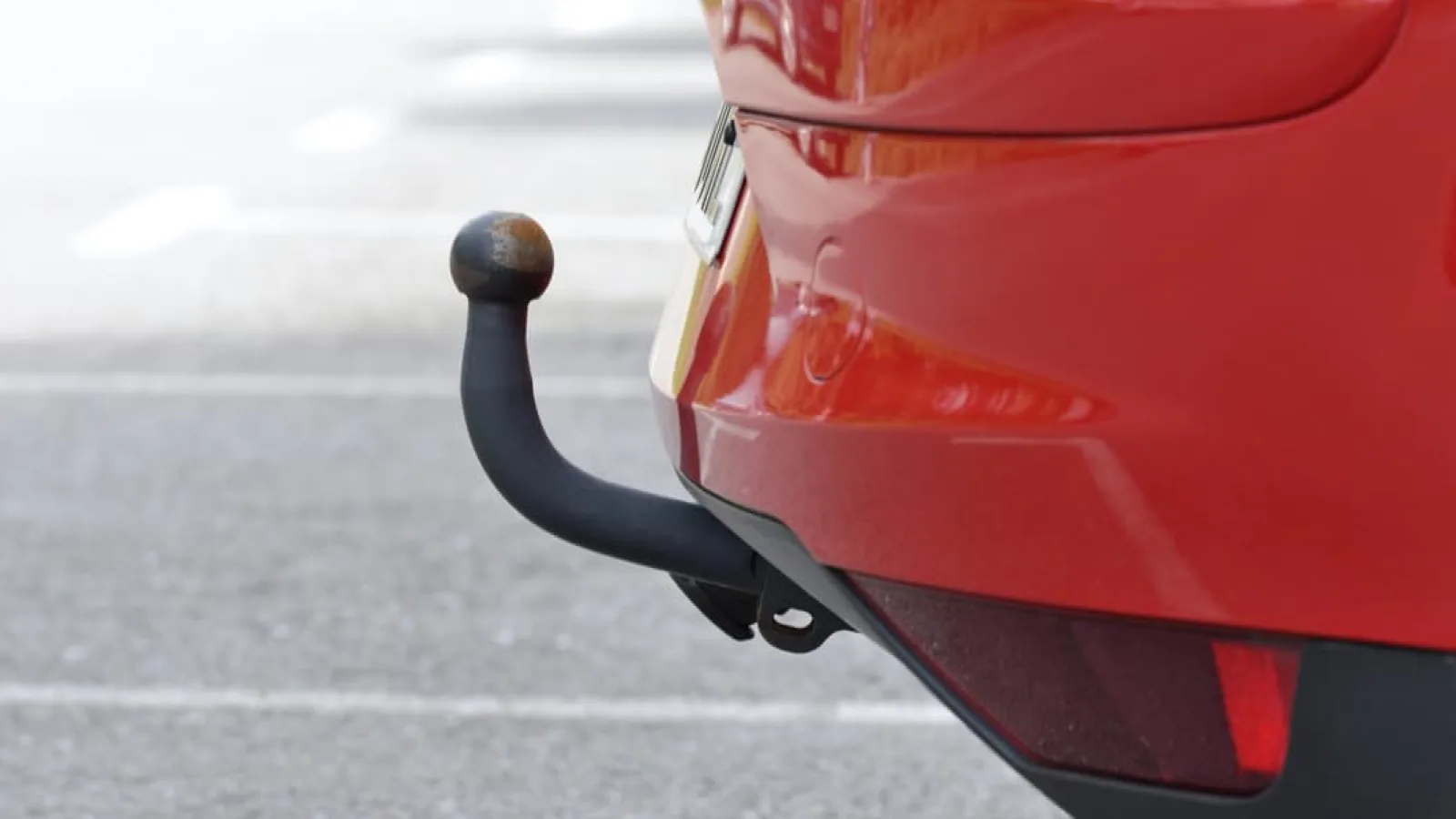 Montaggio e collaudo di ganci traino per auto, eseguiti da tecnici specializzati con componenti certificati per garantire sicurezza, affidabilità e conformità alle normative vigenti.
